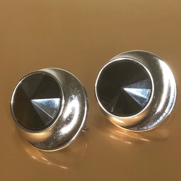 🌸 (2/$20) Sarah Coventry CLIP ON Black Earrings - Picture 2 of 5